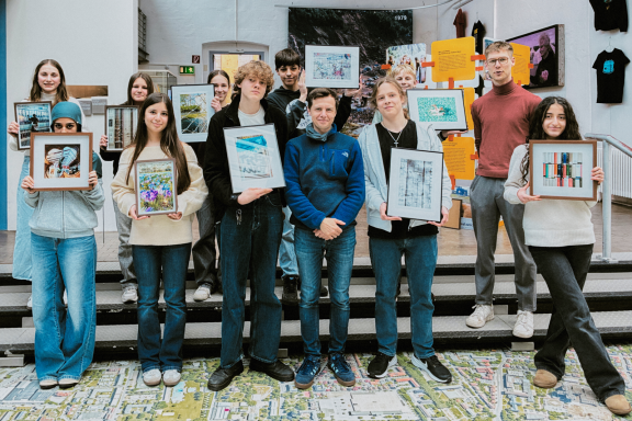 Teilnehmende des Workshops „Bilder der Demokratie“ Schülerinnen und Schüler des Ceciliengymnasiums Bielefeld präsentieren ihre fotografischen Arbeiten aus dem Workshop „Bilder der Demokratie“