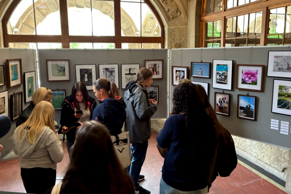 Ausstellung „Bilder der Demokratie“ im Rathaus Bielefeld Besucherinnen und Besucher betrachten die Ausstellung „Bilder der Demokratie“ mit Fotografien von Schülerinnen und Schülern des Ceciliengymn
