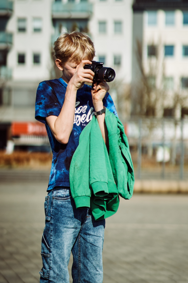 Fotografieren im Workshop „Bilder der Demokratie“ Ein Schüler des Ceciliengymnasiums fotografiert während des Medienworkshops „Bilder der Demokratie“ mit einer Digitalkamera.