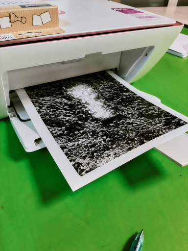 Druck der Workshop-Ergebnisse Ein Schwarzweißfoto wird für die Ausstellung der Workshop-Ergebnisse im Rathaus Bielefeld ausgedruckt.